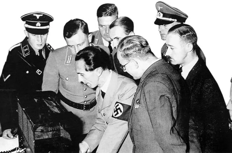 Propaganda Minister Joseph Goebbels (center)