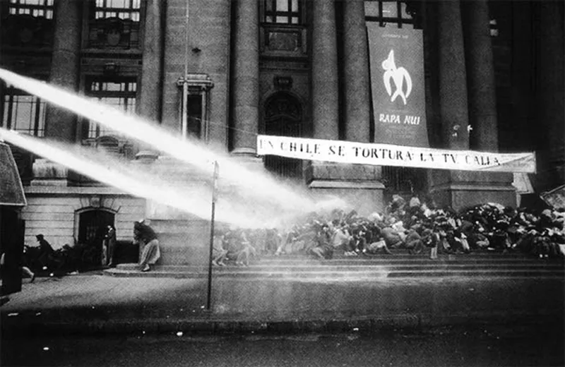 On April 27, 1995, a former gendarme confessed to the torture carried out during the junta regime. The people then poured onto the streets to protest against Pi